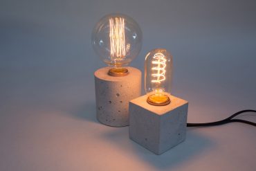 simple lamp – a concrete desk light