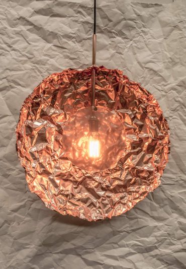 Creased – a vertical copper pendant lamp